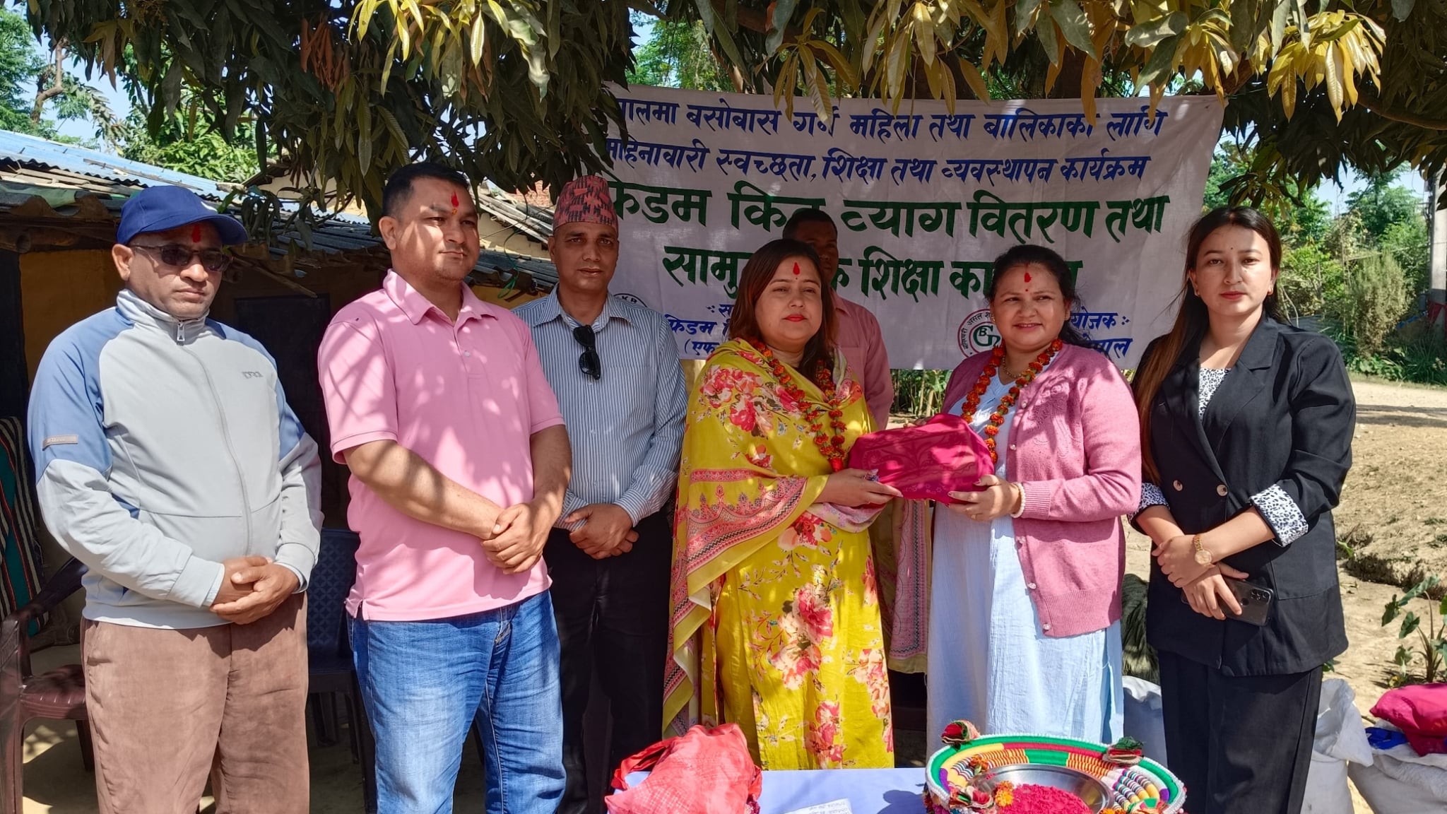 कोहलपुरमा ७५ जना महिलालाई फ्रिडम किट ब्याग