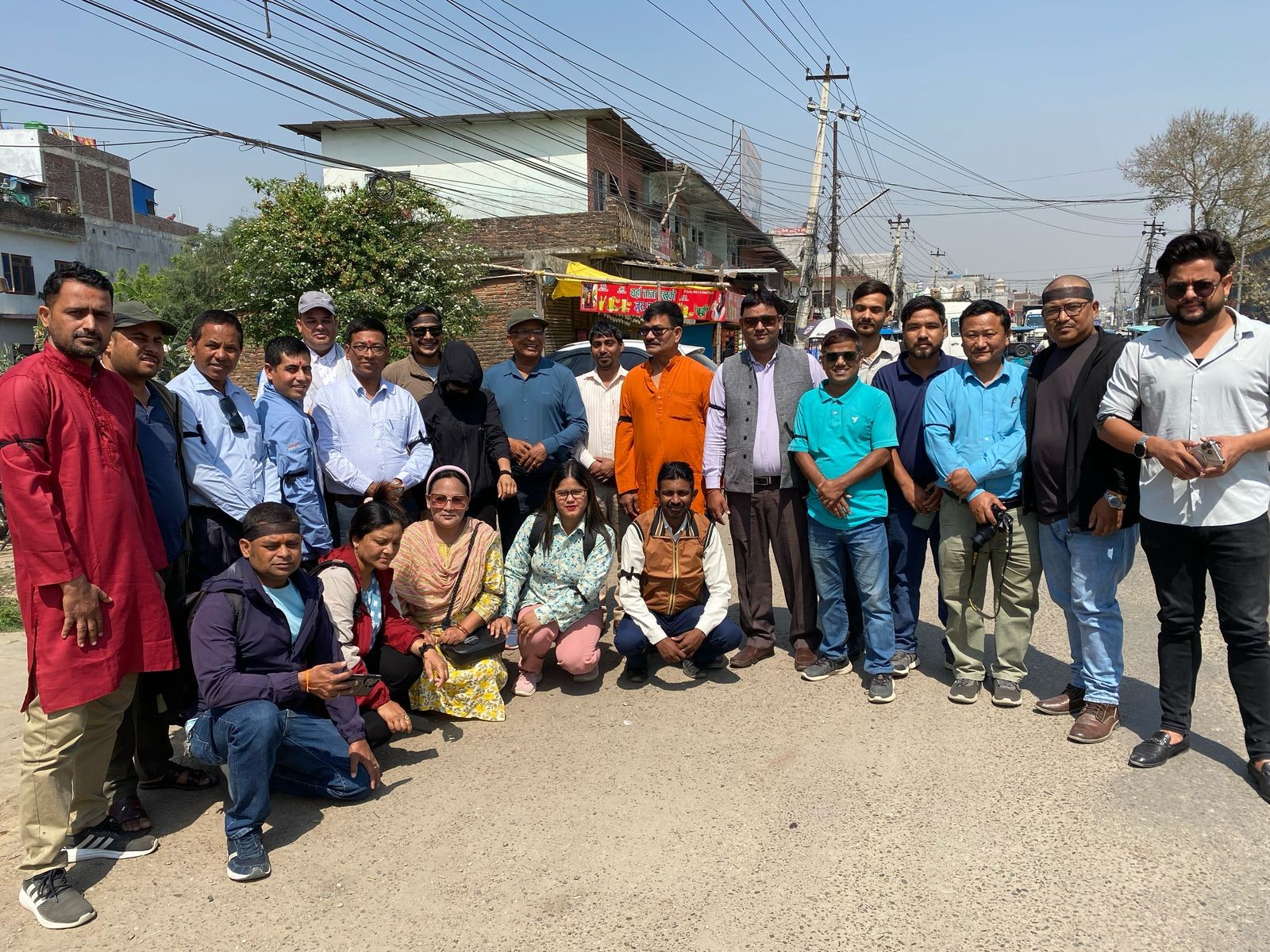 सहकर्मी हत्याको विरोधमा बाँकेका पत्रकार हातमा कालोपट्टी बाँधेर कार्यस्थलमा खटिए