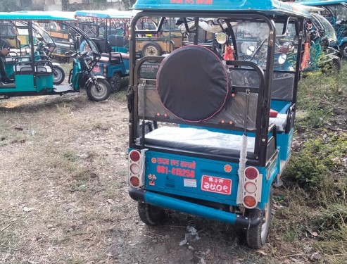 अवैध इ-रिक्सा 'होल्ड' अभियानः दोस्रो दिन पनि ८२ रिक्सा नियन्त्रणमा