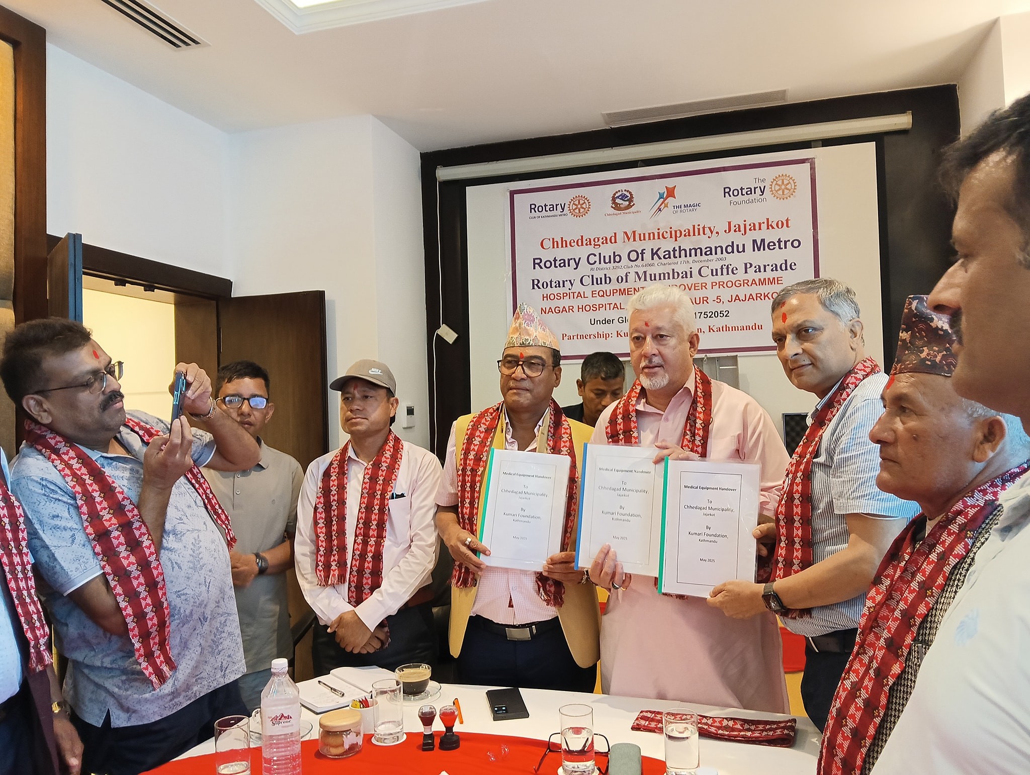 छेडागाड नगर अस्पताललाई तीन करोड बढीको स्वास्थ्य उपकरण हस्तान्तरण