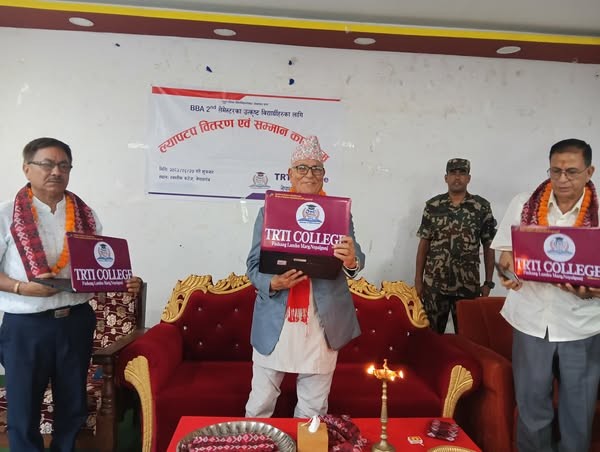 टिआरटिआई कलेजले उत्कृष्ट २९ विद्यार्थीलाई दियो ल्यापटप