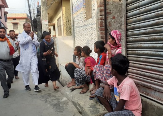 विष्टसहितका उम्मेदवार घरदैलोमा पुग्दा वडा नम्बर ९ मा मतदाताहरु उत्साहित