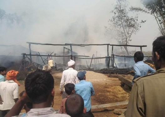 नरैनापुरमा आगलागी, ६ घर जलेर नष्ट