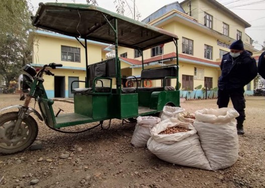 नेपालगन्जबाट अटो रिक्सासहित अवैध सुपारी बरामद