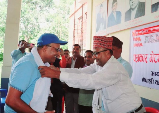 वरिष्ठ पत्रकार पाण्डेलाई कांग्रेस बाँकेको सम्मान