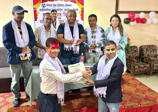 प्रेस युनियन बाँकेको नवनिर्वाचित कार्यसमितिलाई पद हस्तान्तरण
