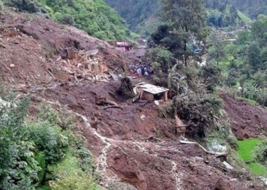 पर्वतमा पहिरोले घर बगाउँदा ५ जनाको मृत्यु, ३ जना बेपत्ता