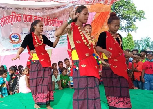 नरैनापुरको कोहलामा तीज नृत्य प्रतियोगिता