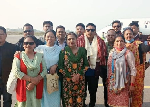 कांग्रेस केन्द्रीय सदस्य दीपक गिरीलाई नेपालगन्ज विमानस्थलमा स्वागत