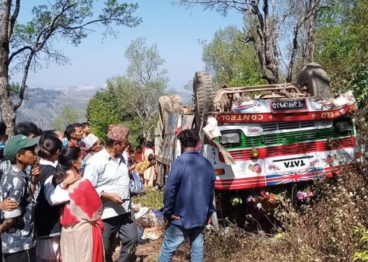 प्युठानबाट दाङ आउँदै गरेको बस दुर्घटना, एक जनाको मृत्यु, २० जना गम्भीर घाइते