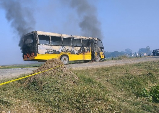 स्कुल बसको ठक्करबाट दुई जनाको मृत्यु, स्थानीयले गरे बसमा आगजनी