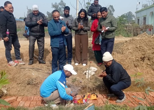 सुर्खेतरोडमा फुटपाथ बनाउँदै नेपालगन्ज उपमहानगरपालिका