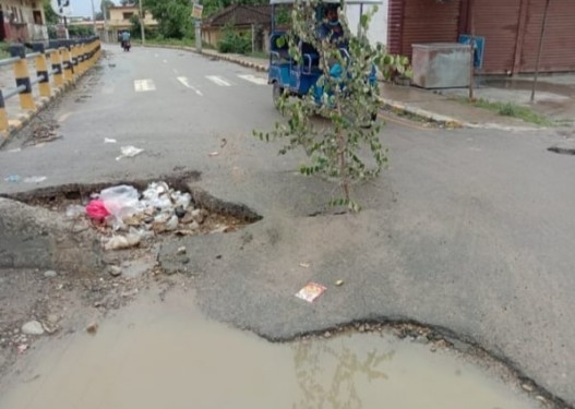 कोरियनपुर छिर्ने मुख्य सडकको मुखमै ठूलो भ्वाँङ, दुर्घटनाको जोखिम बढ्यो