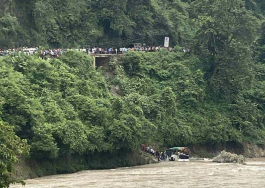 त्रिशुलीमा बस खस्यो, ८ जनाको मृत्यु