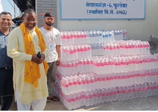 मुर्ति विर्सजनमा गएर तिर्खाएका भक्तजनलाई गौरव स्मृति फाउण्डेशनले गर्यो पानीको व्यवस्था