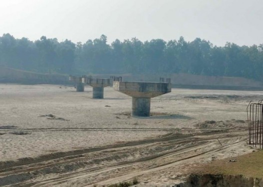 ८ वर्षमा ठडियो ३ वटा पिलर, मापदण्ड विपरीत भएपछि डिजाइन परिवर्तन