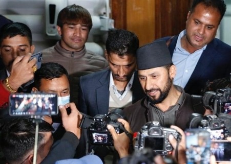 प्रधानमन्त्री समक्ष रवि लामिछानेले बुझाए राजिनामा
