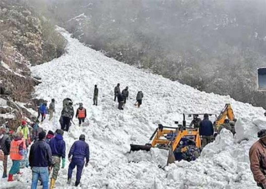 हिम पहिरोमा ३ नेपालीसहित ७ पर्यटकको मृत्यु