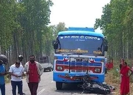 महोत्तरीमा बसको ठक्करबाट मोटरसाइकल सवार एकै परिवारका ३ जनाको मृत्यु