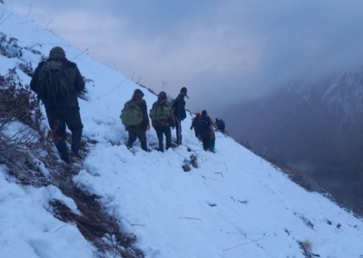 दार्चुलाको हिमपहिरोमा मृत्यु भएका ३ जनाको शव भारतीय सडकबाट ल्याइँदै, २ जना अझै बेपत्ता