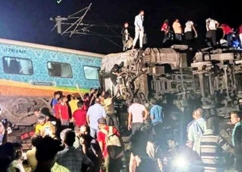 भारतमा भएको रेल दुर्घटनामा २२३ जनाको मृत्यु, ९ सय बढी घाइते