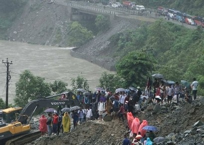 पहिरोले मुग्लिङ-नारायणगढ सडक खण्ड अवरुद्ध