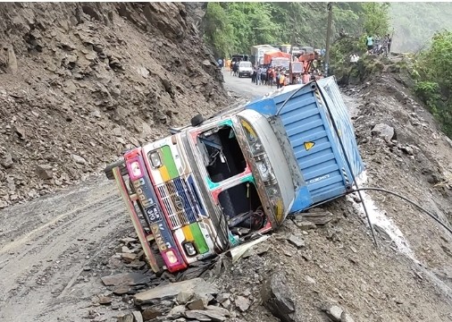 नारायणगढ-मुग्लिन सडक खण्डमा फेरि पहिरो, एउटा ट्रक पल्टियो