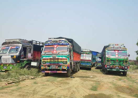 बाँकेका ट्रक व्यवसायी ढुवानीका साधन थन्क्याएर आन्दोलनमा