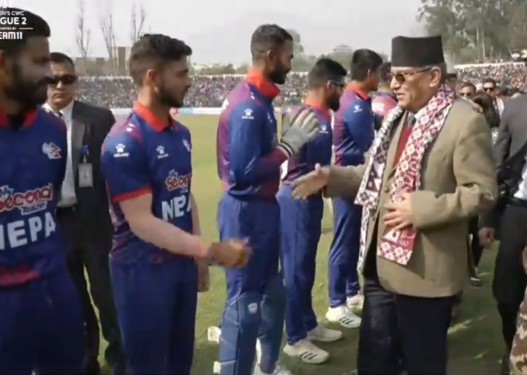 प्रधानमन्त्री दाहाल नेपाल र यूएईको खेल हेर्न क्रिकेट मैदानमा