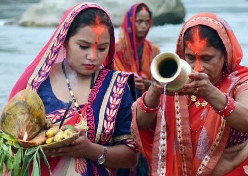 आज छठ पर्व, अस्ताउँदो सूर्यलाई अर्घ्य दिइँदै