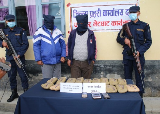 करिब आठ किलो चरेससहित दुई जना पक्राउ