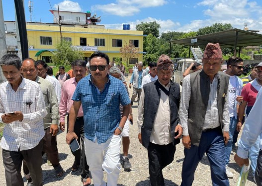 ब्यापक जनगुनासोपछि जनप्रतिनिधिसहित विद्युत कार्यालय पुगे गिरी