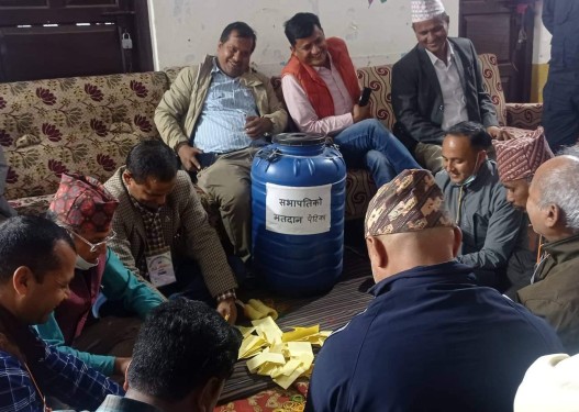 कांग्रेस बाँके अधिबेशन:सभापतिको मटपेटिका खोलियो, मतपत्र पटयाइँदै