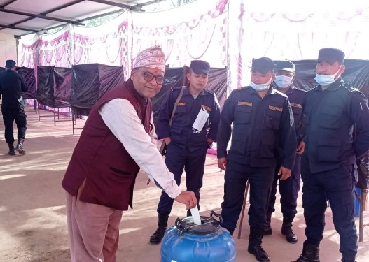 कांग्रेस बाँकेको नयाँ नेतृत्व चुन्न मतदान सुरु, गौडेलले गरे पहिलो मतदान