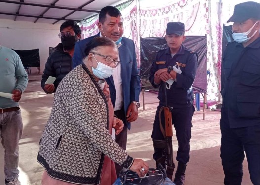बाँके कांग्रेस सभापति किरण कोइरालाले गरिन् मतदान