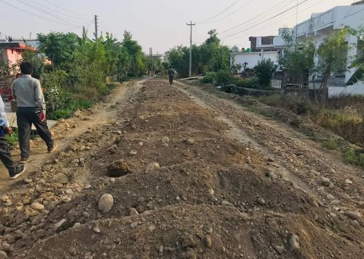 कोहलपुर–२ मा एमालेका वडा अध्यक्ष पदका उम्मेदवारद्वारा रातारात ग्राभेल