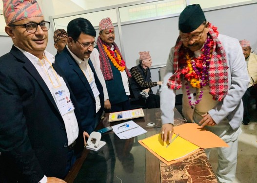 कांग्रेस नेता दीपक गिरीले दाङ ३ बाट उम्मेदवारी दर्ता गराए