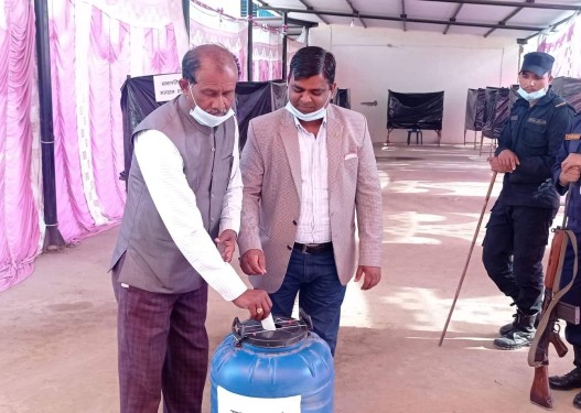 बाँके कांग्रेस सभापतिका उम्मेदवार बादशाह कुर्मीले गरे मतदान