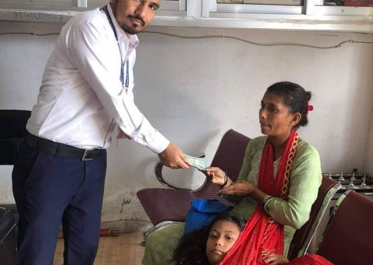 भेरीमा उपचाररत बालिकालाई बस्नेतको पहलमा आर्थिक सहयोग