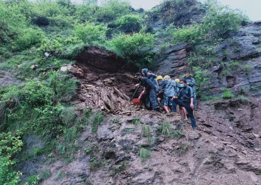 डोटीमा पहिरो खस्दा ओढारमा च्यापिएर दुई बालबालिकाको मृत्यु