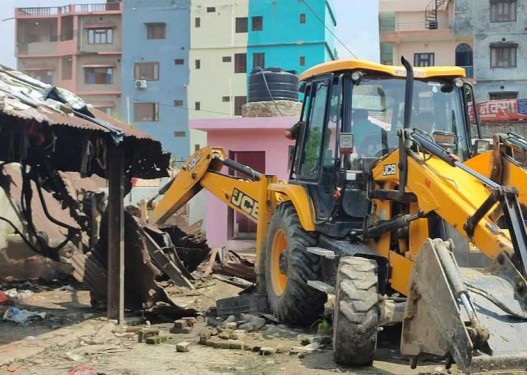 बागेश्वरी पूर्वको सार्वजनिक जग्गा खाली गराइयो, दैलेखी बंगलामा डोजर चल्यो