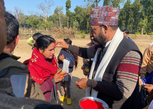 बाँकेको सन्तानेश्वर महादेव जाने पर्यटकलाई नरैनापुरका अध्यक्ष शाहले गरे भव्य स्वागत