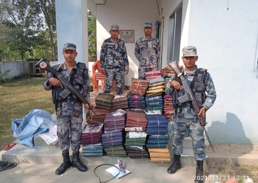 बर्दियामा सशस्त्र प्रहरीद्वारा ४ लाख बढीको अबैध लेडिज सुट बरामद