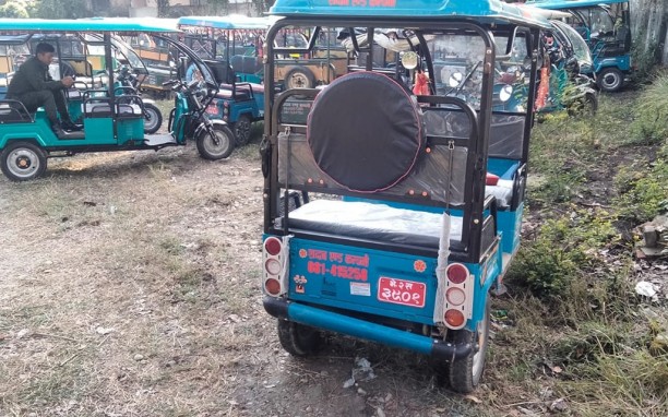 अवैध इ-रिक्सा 'होल्ड' अभियानः दोस्रो दिन पनि ८२ रिक्सा नियन्त्रणमा