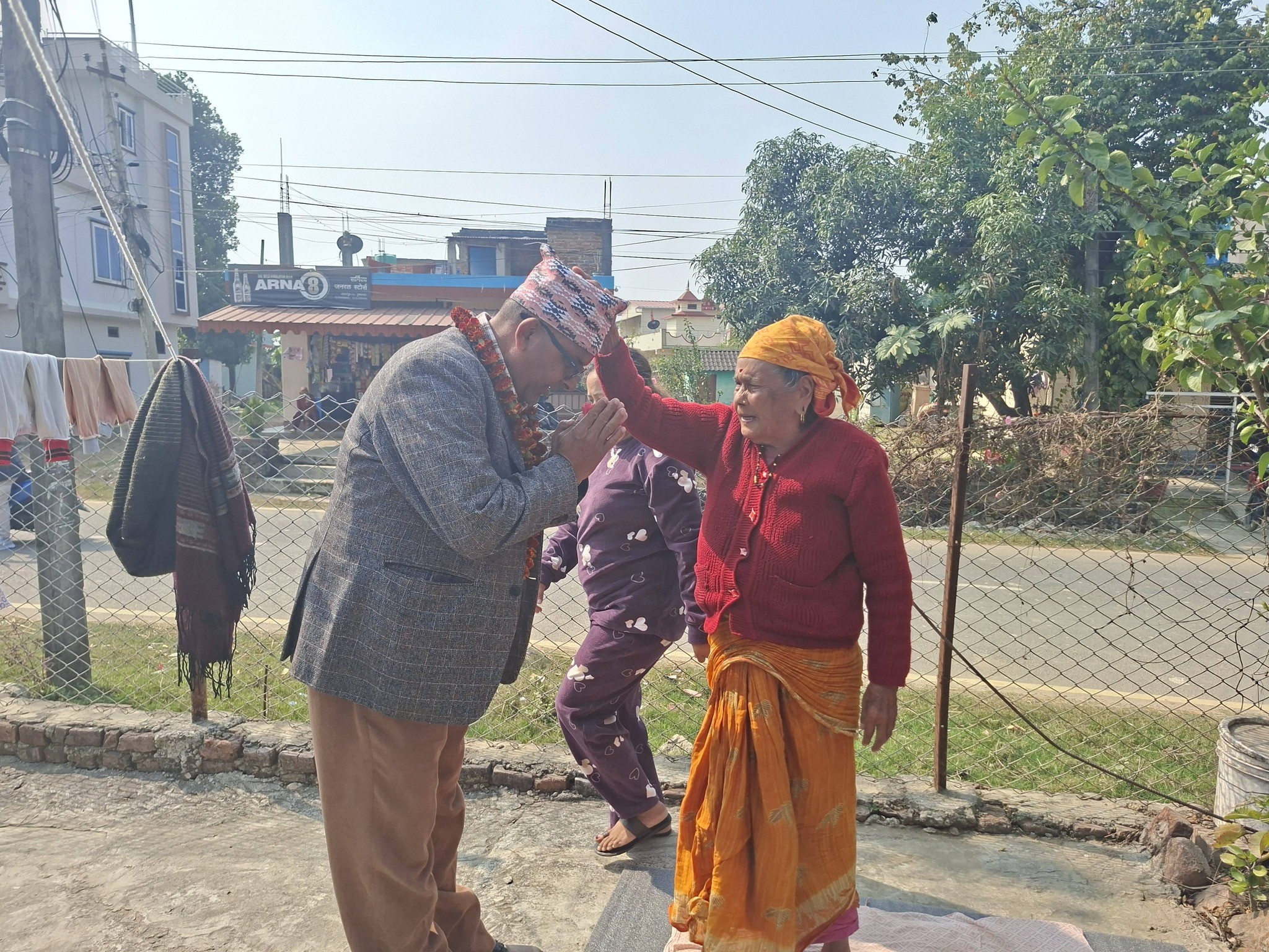 कोहलपुरका बस्तीमा काँग्रेस उम्मेदवार गौडेलको 'भेटघाट'