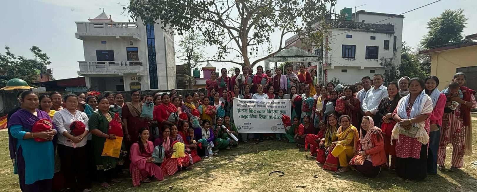 महिनावारी हुँदा प्रयोग गर्ने कपडाको प्याडसहितका सामग्री भएको 'फ्रिडम किट व्याग' वितरण