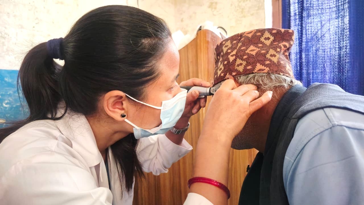 बैजनाथमा निःशुल्क प्राथमिक कान उपचार शिविरः ८१६ जनाको कान चेकजाँच