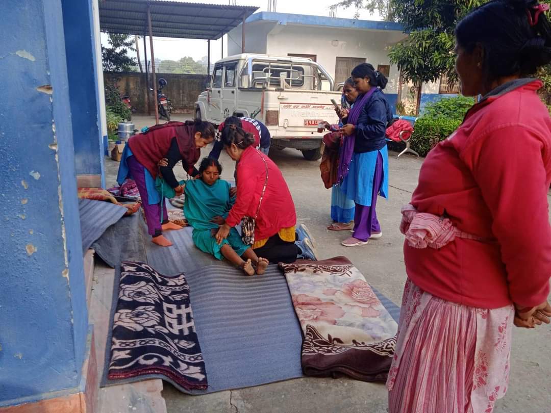 स्थायी बन्ध्याकरण शिविरमा बन्ध्याकरण गर्ने महिला धेरै