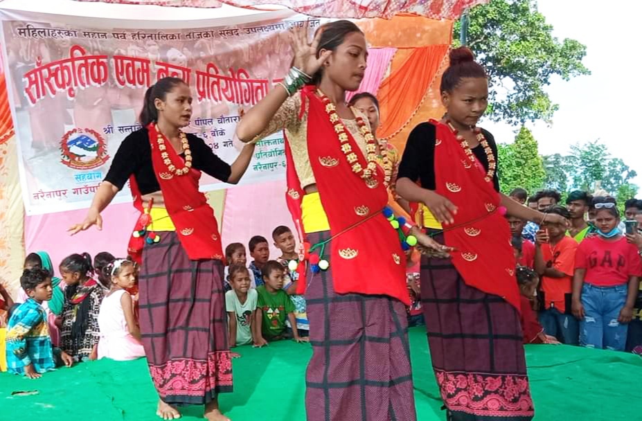 नरैनापुरको कोहलामा तीज नृत्य प्रतियोगिता
