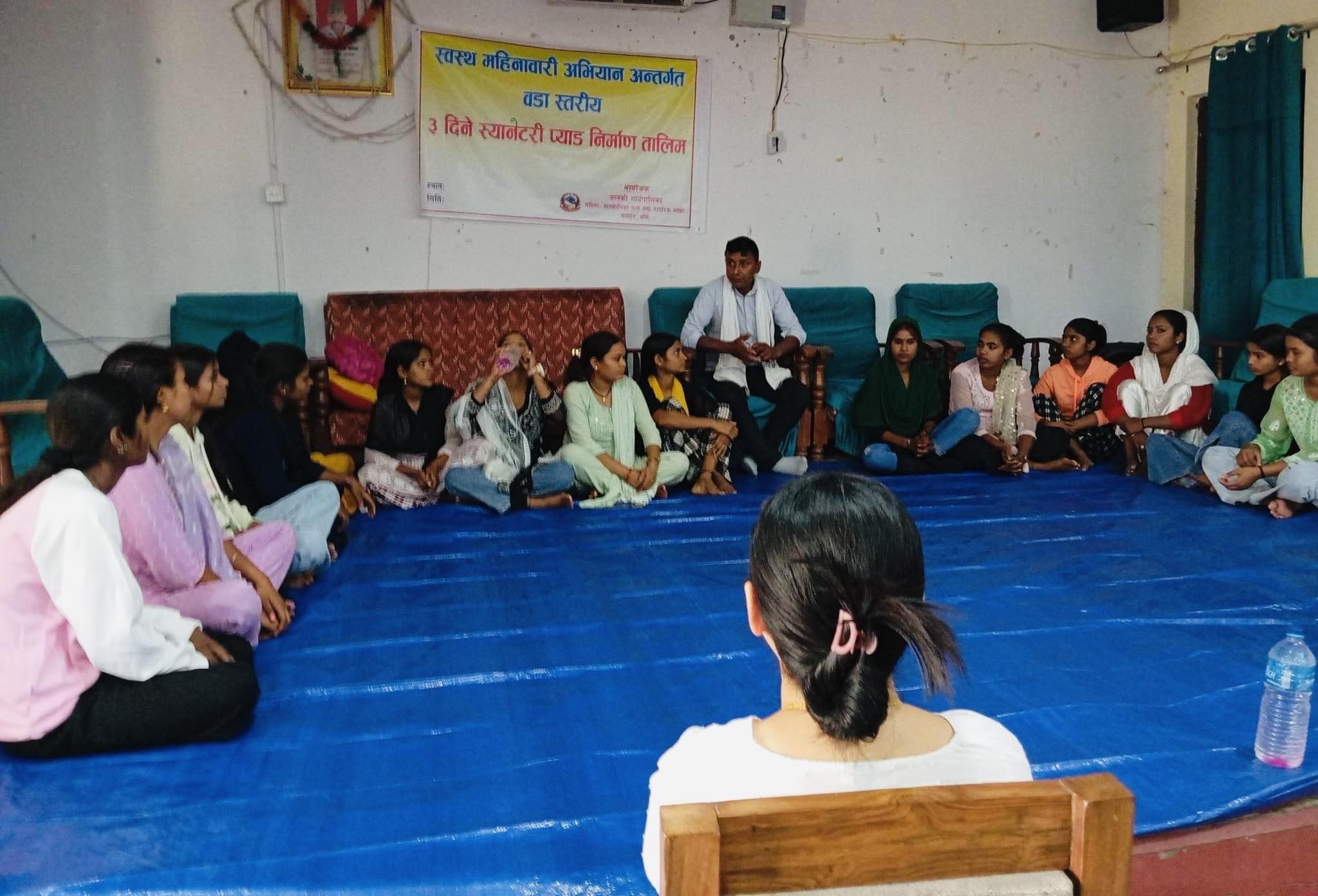 जानकीका विपन्न महिलालाई सेनेटरी प्याड बनाउने तालिम